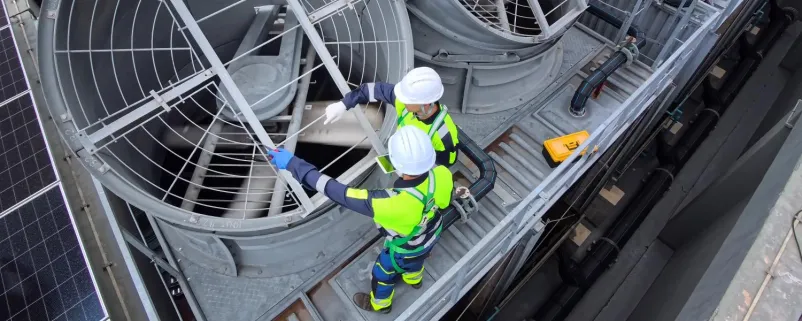 Arbeiter auf einem Kühlturm