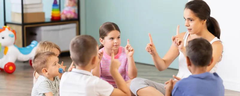Kindergärtnerin mit Kindern
