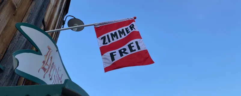 Symbolfoto Zimmer frei, Fahne