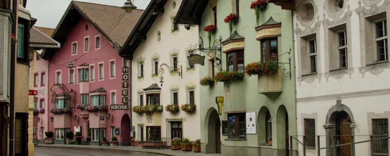 Straße in einem Ort in Tirol