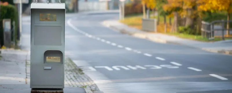 Radarfalle vor einer Schule 