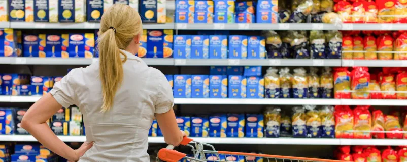 Frau vor einem Supermarktregal