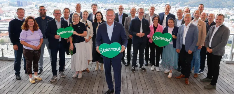 Landeshauptmann Mario Kunasek mit Teilnehmerinnen und Teilnehmern des Tourismusgipfel.