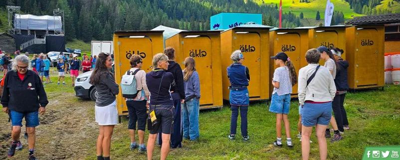Menschen warten, um das ÖKLO zu benutzen