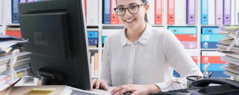 junge Angestellte vor einem Computer
