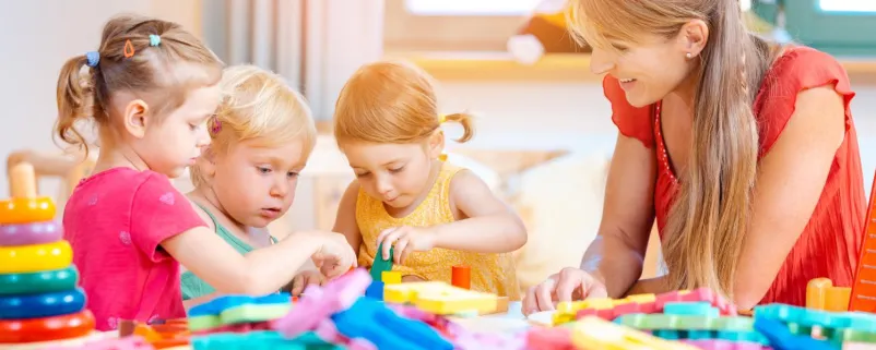 Kindergärtnerin mit Kinder