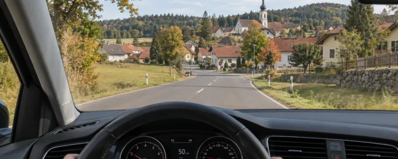 Auto fährt in ein Dorf