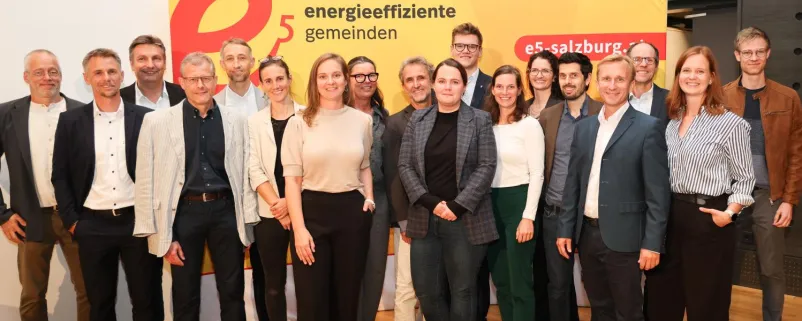 Landesrat Maximilian Aigner mit Vertreterinnen und Vertretern von Siegergemeinden.