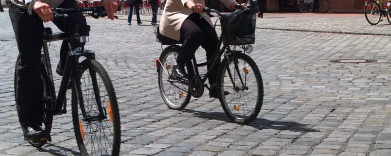 Zwei Fahrräder auf gepflasterten Steinen