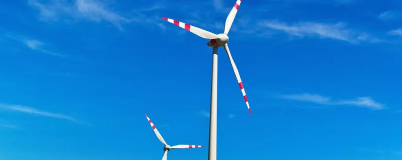 Windkraftanlage vor blauem Himmel