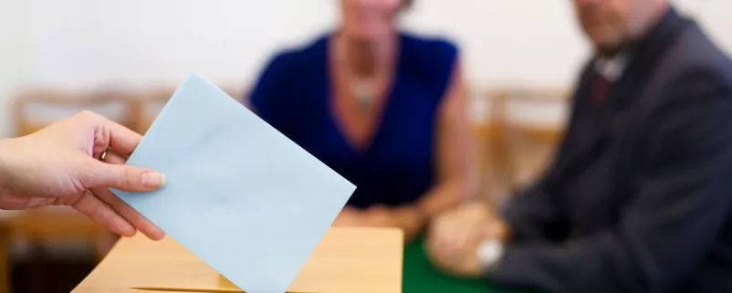 Kuvert mit Wahlstimme wird eingeworfen