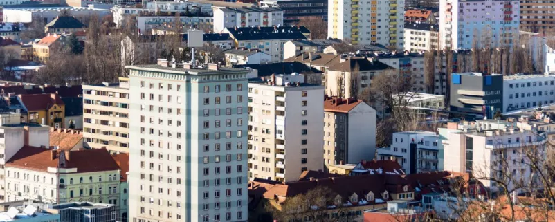 Foto von Hochhäusern in österreichischer Stadt