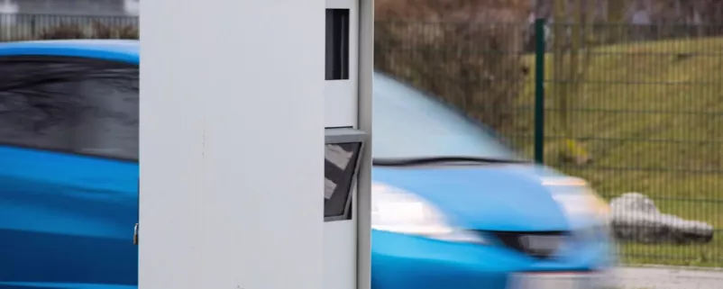Radargerät mit blauem Auto