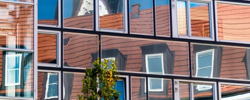 Verglaste Gebäudefront mit Spiegelung