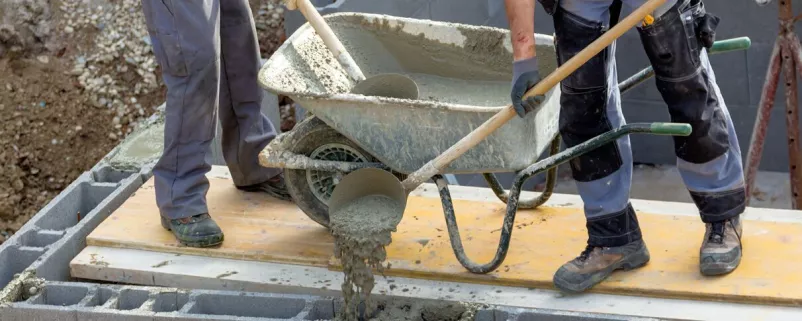 Schubkarre voller Beton auf Baustelle