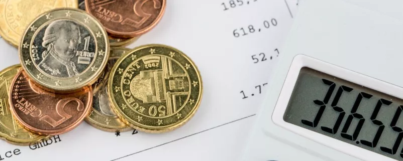 Euromünzen und Taschenrechner
