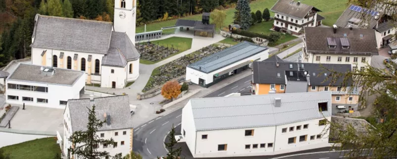 Ortskern mit Kirche in Tirol