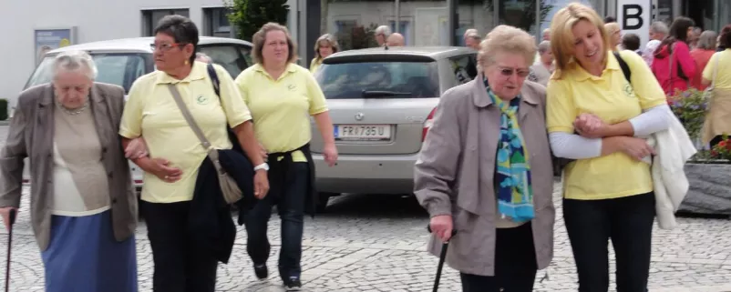 Ältere Menschen werden begleitet