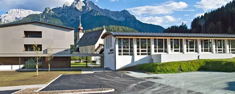 Schule in Waidring von außen