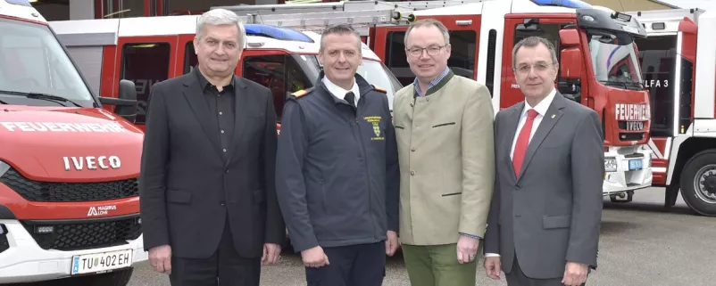 Alfred Riedl und andere Kommunalpolitiker vor Feuerwehrautos
