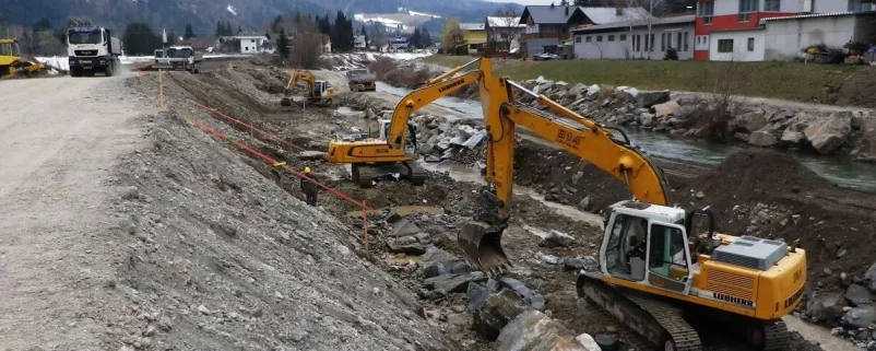 Bagger errichten Hochwasserschutz in Kärnten