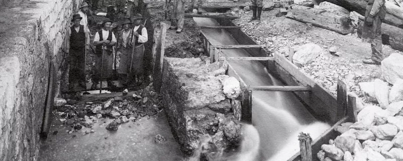 Altes Foto von Bachverbauung