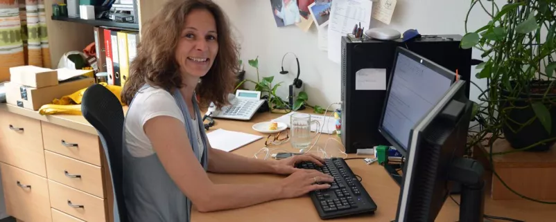 Gemeindemitarbeiterin am Computer im Büro