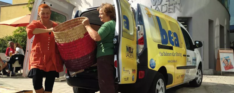 Korb wird aus Lieferwagen ausgeladen