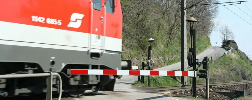 Eisenbahn vor einem Schranken