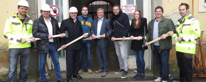 Bauarbeiter und Kommunalpolitiker vor Rathaus Oberwart