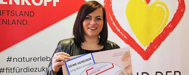 Landesrätin Eisenkopf mit Urkunde