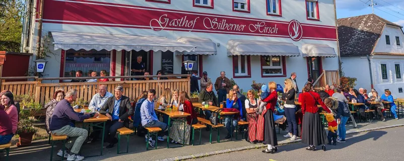 Bänke vor einem Gasthof bei einem Dorffest