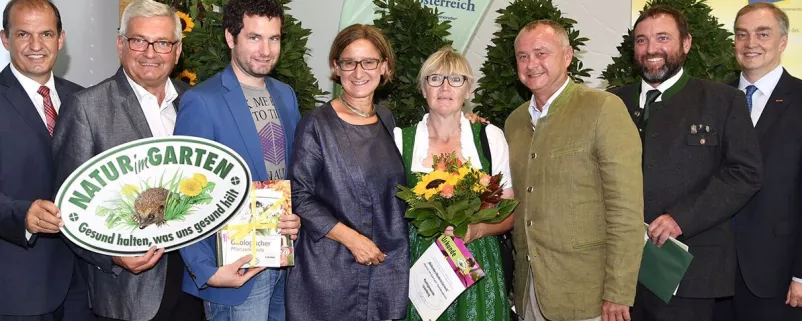 Alfred Riedl und andere freuen sich über Preis