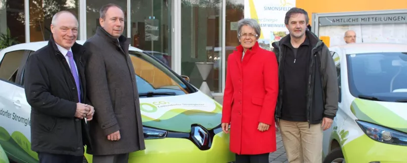 Vier Kommunalpolitiker vor Renault Zoe