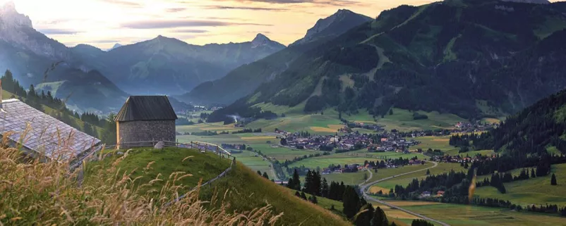 Ein Tal in Tirol mit Dorf
