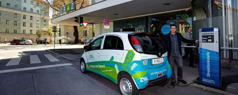 Kleines E-Auto an Tankstelle