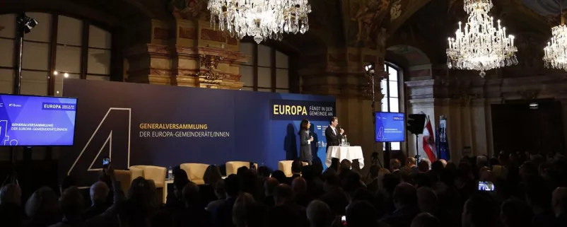 Kurz noch als Außenminister auf einem Redepodest