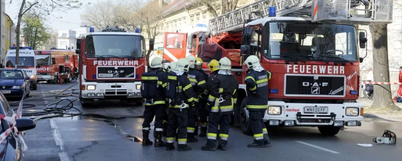Feuerwehrcrew vor ihren Fahrzeugen