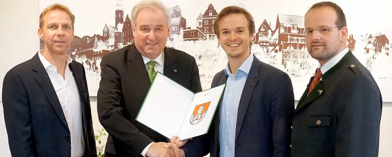 Bürgermeister und Vizebürgermeister mit Urkunde