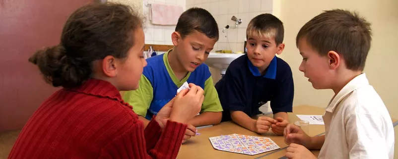 Junge Schüler sitzen zusammen