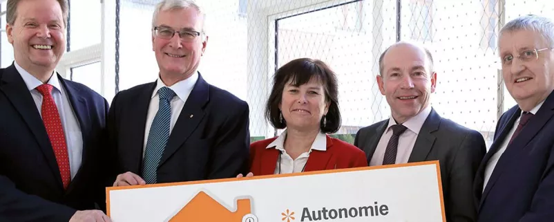 5 Politiker halten Plakat zu Autonomie