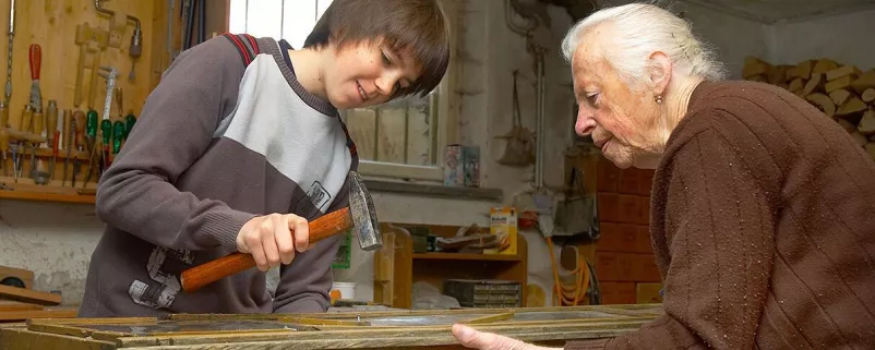 Großvater zimmert mit Enkel