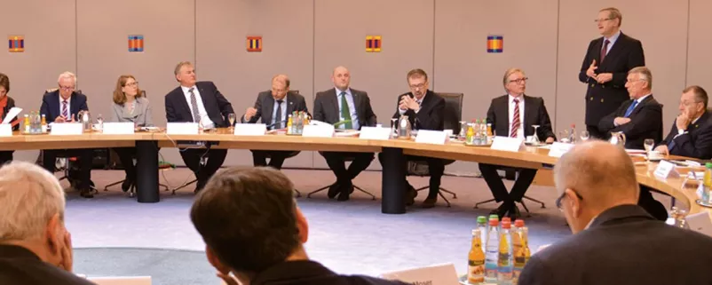 Politiker diskutieren über die europäische Asylpolitik