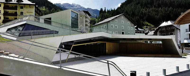 Blick auf das Kulturzentrum in Ischgl