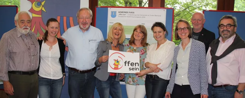 Menschen mit Urkunde vom Wettbewerb