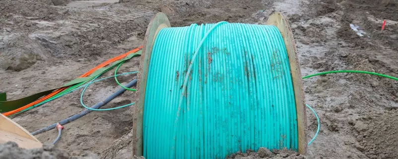 Türkise Kabelrolle auf Baustelle