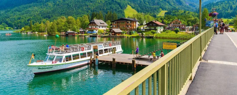 Touristenboot auf See an Anlegesteg