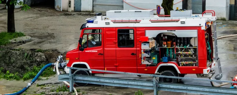 Österreichisches Feuerwehrauto von der Seite