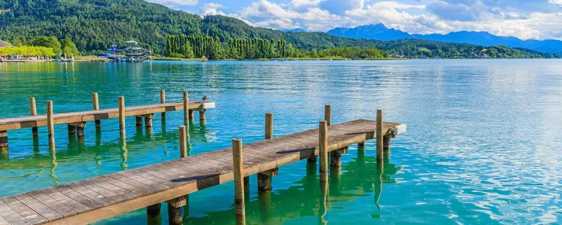 Steg geht auf Kärntner See hinaus
