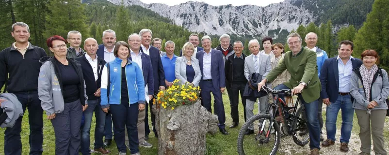Kaiser stellt mit Gruppe Menschen den Geopark Karawanken vor